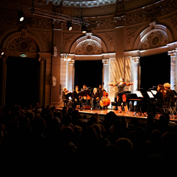 Oorkaan & Concertgebouworkest zoeken: multidisciplinair performer
