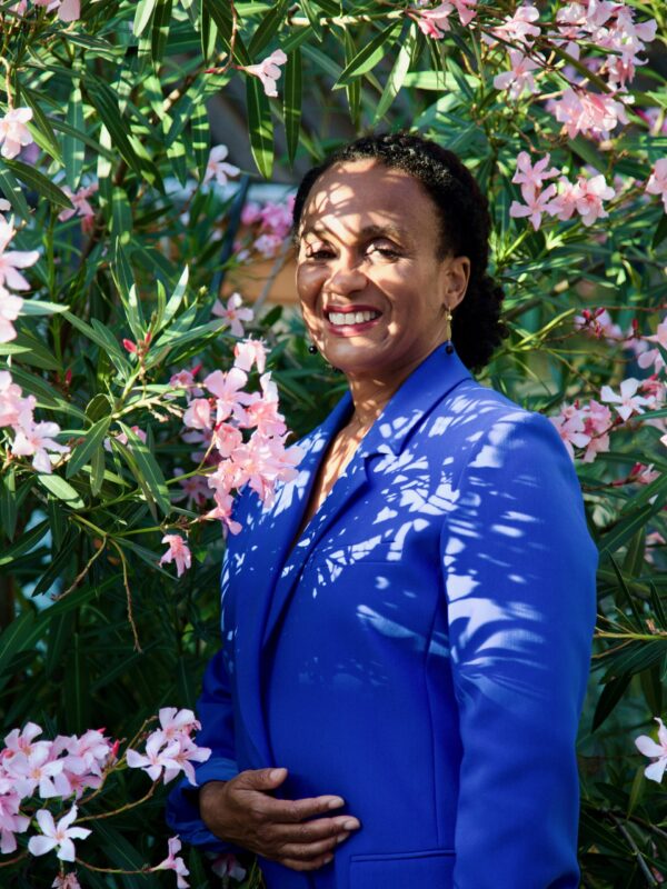 Over tekstschrijver en spoken word actrice Jeannine Valeriano